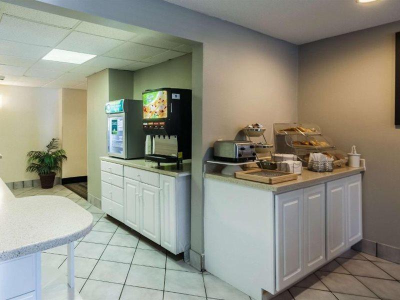 Quality Inn Solomons - Beacon Marina Bagian luar foto