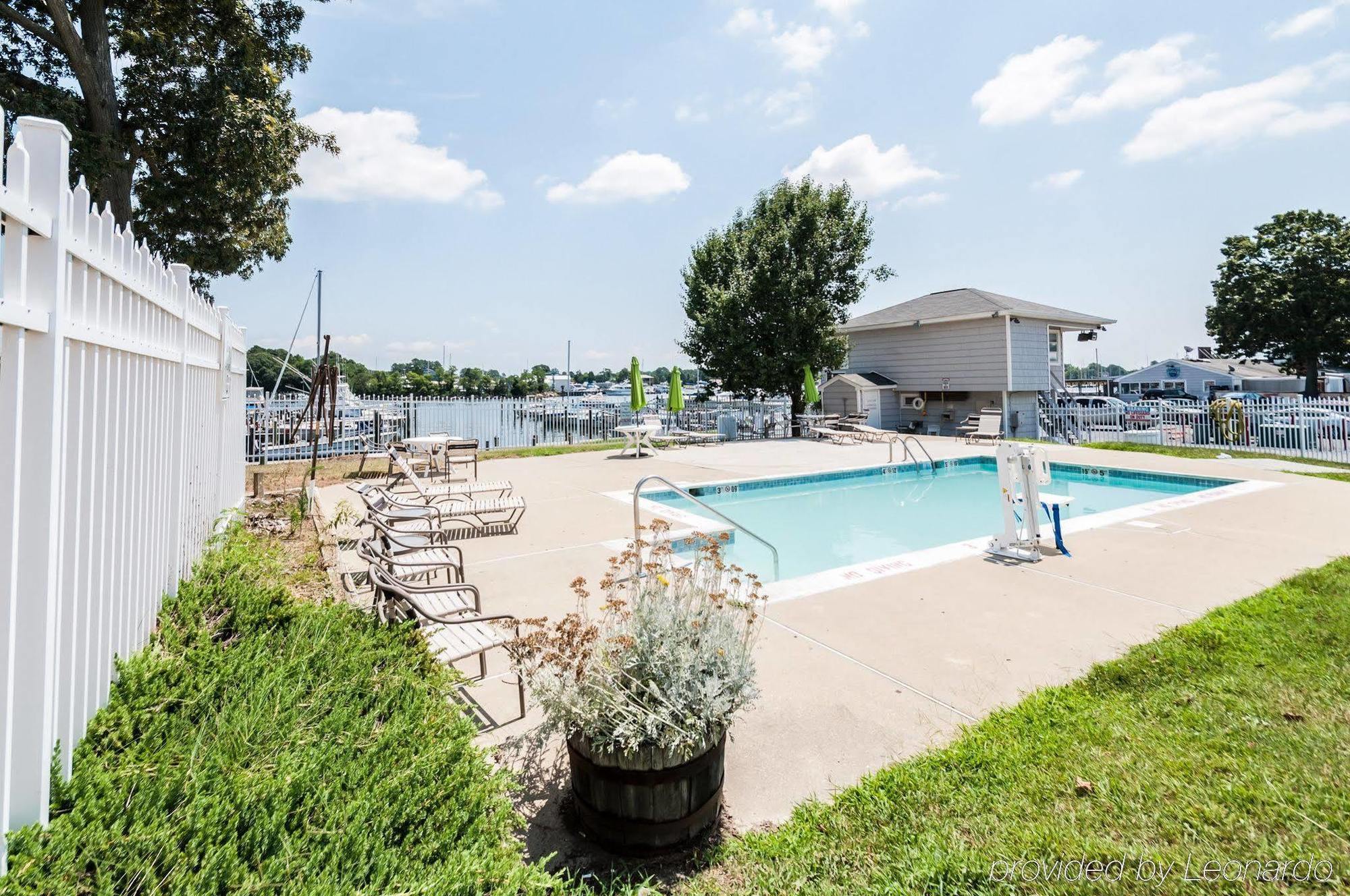 Quality Inn Solomons - Beacon Marina Bagian luar foto